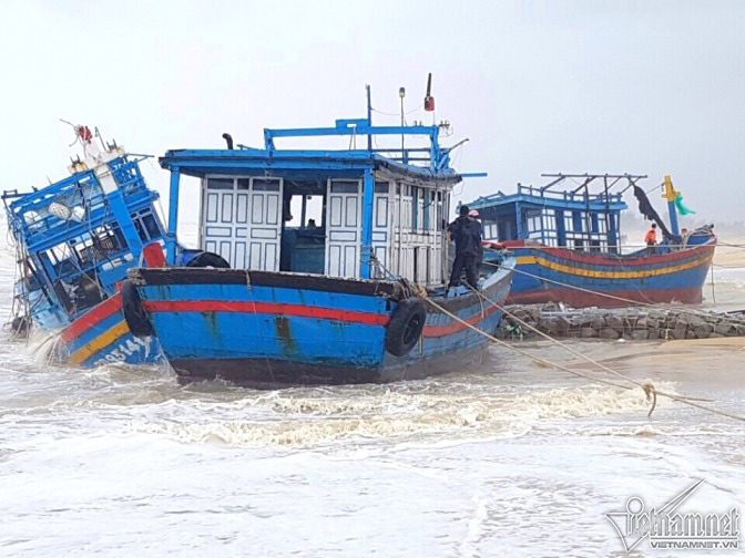 Hàng chục tàu cá bị lũ đánh chìm, vỡ thê thảm