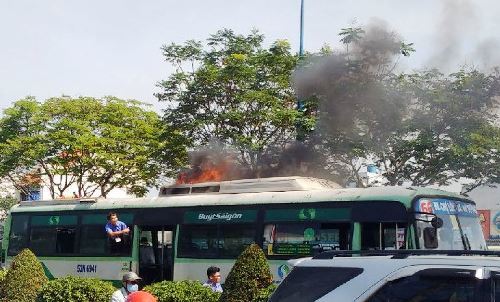 Hàng chục khách xô cửa tháo chạy khỏi xe buýt rực lửa
