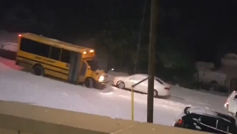 Xe buýt trượt trên dốc băng tuyết đâm bẹp 1 ô tô khác
