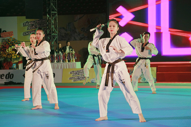 Hoa khôi Taekwondo múa côn, đi quyền dũng mãnh