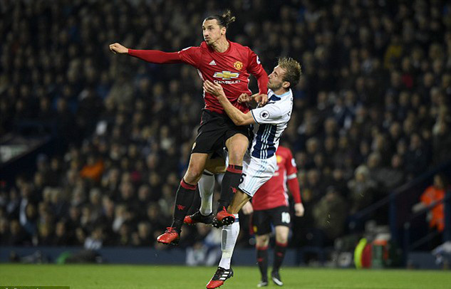 Đánh người lộ liễu, Ibrahimovic suýt bị đuổi khỏi sân