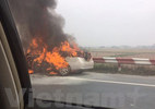 Ô tô bốc cháy rừng rực trên cao tốc Pháp Vân-Cầu Giẽ