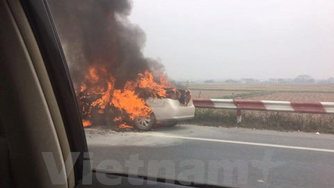 Ô tô bốc cháy rừng rực trên cao tốc Pháp Vân-Cầu Giẽ