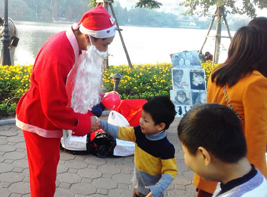 'Ông già Noel' đổi rác lấy quà ở phố đi bộ Hồ Gươm