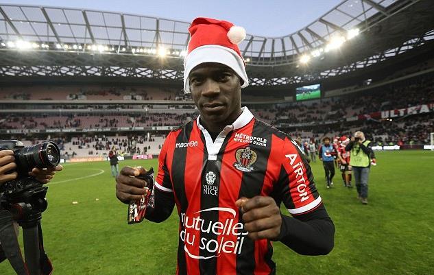 Balotelli hóa ông già Noel, Nice độc chiếm ngôi đầu Ligue 1