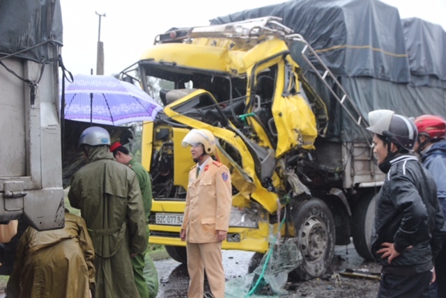 Tránh đàn vịt qua đường, một tài xế chết kẹt trong cabin