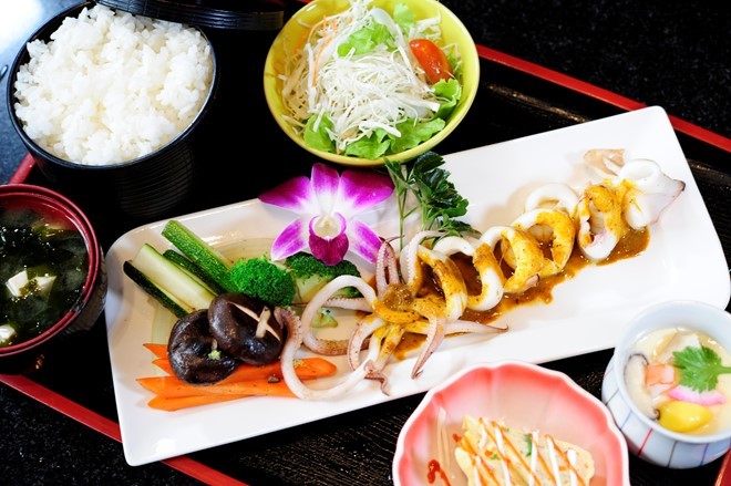 Cách làm món ăn Nhật đơn giản: Set cơm mực hấp sốt chanh dây