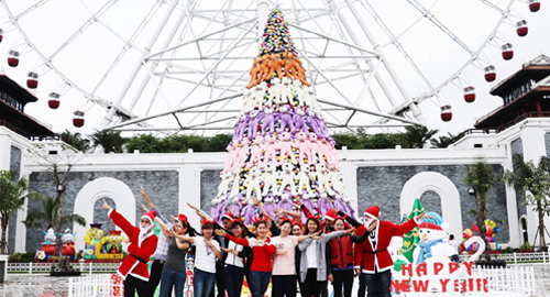 Cây thông Noel khổng lồ kết bằng gấu bông lớn nhất VN