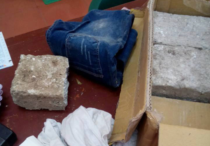 Hóa đơn gần 7 triệu, mở bưu kiện toàn gạch và quần áo cũ