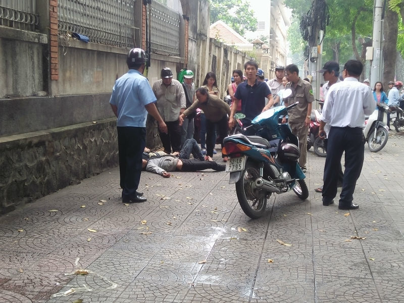 Nam thanh niên đâm bạn gái rồi tự sát giữa phố Sài Gòn