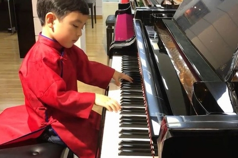 Thần đồng piano 5 tuổi gốc Việt được dạy dỗ thế nào?