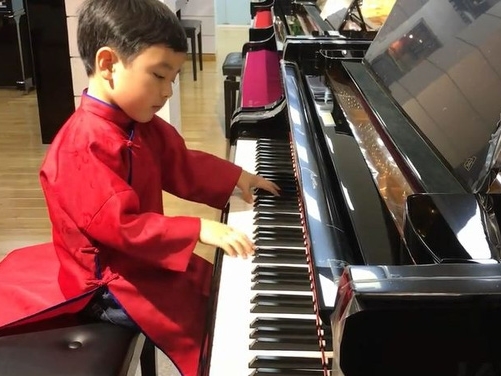 Thần đồng piano 5 tuổi gốc Việt được dạy dỗ thế nào?