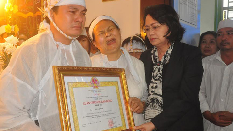 Truy tặng huân chương Lao động hạng nhì cho ĐB Ngô Văn Minh