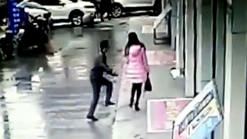 Thiếu nữ bị cướp, người hùng lạ mặt lao tới như tia chớp