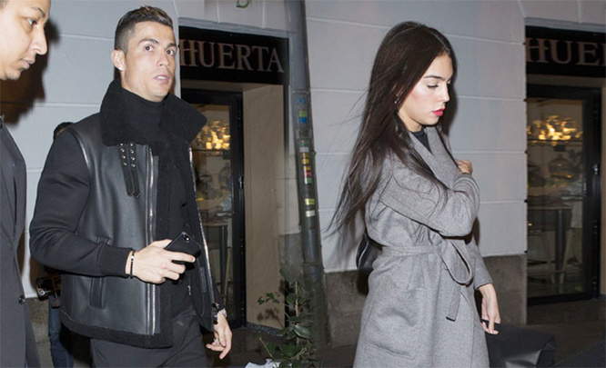 Thâu tóm danh hiệu, Ronaldo đi ăn mừng với bồ yêu