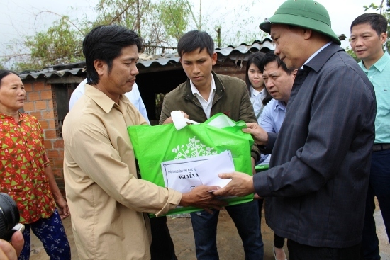 Thủ tướng thăm hỏi người dân vùng lũ Bình Định