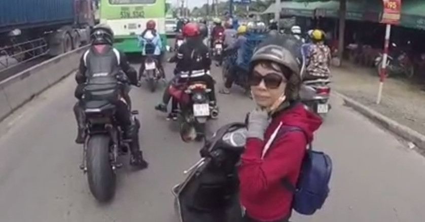 Cô gái chặn đầu, mắng biker phân khối lớn 'chạy xe phải có não'