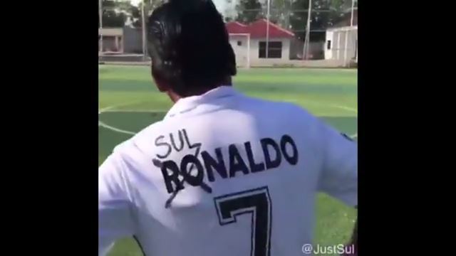 Cười bò với màn thể hiện tình yêu CR7 không giống ai