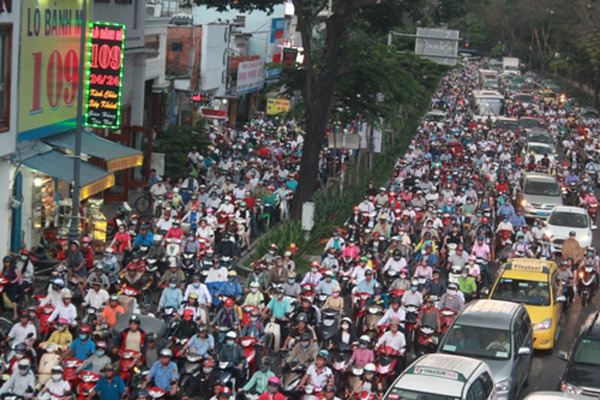 Kẹt xe quanh năm, suốt ngày ngửi khói, đất phố gần 200 triệu/m2