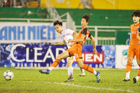 Văn Toàn ghi bàn 17'