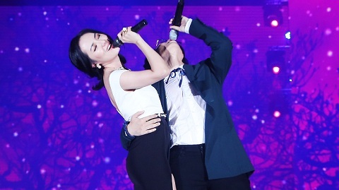 Hà Anh Tuấn ôm eo Phương Linh trước hàng nghìn khán giả
