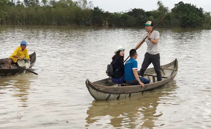 MC Phan Anh tự lái đò đưa Oanh 'cong' đi làm từ thiện