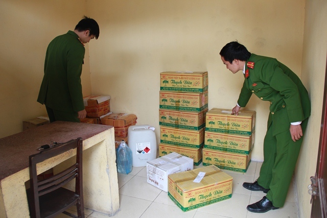 Chế dấm bằng axit với nước lã để bán dịp Tết