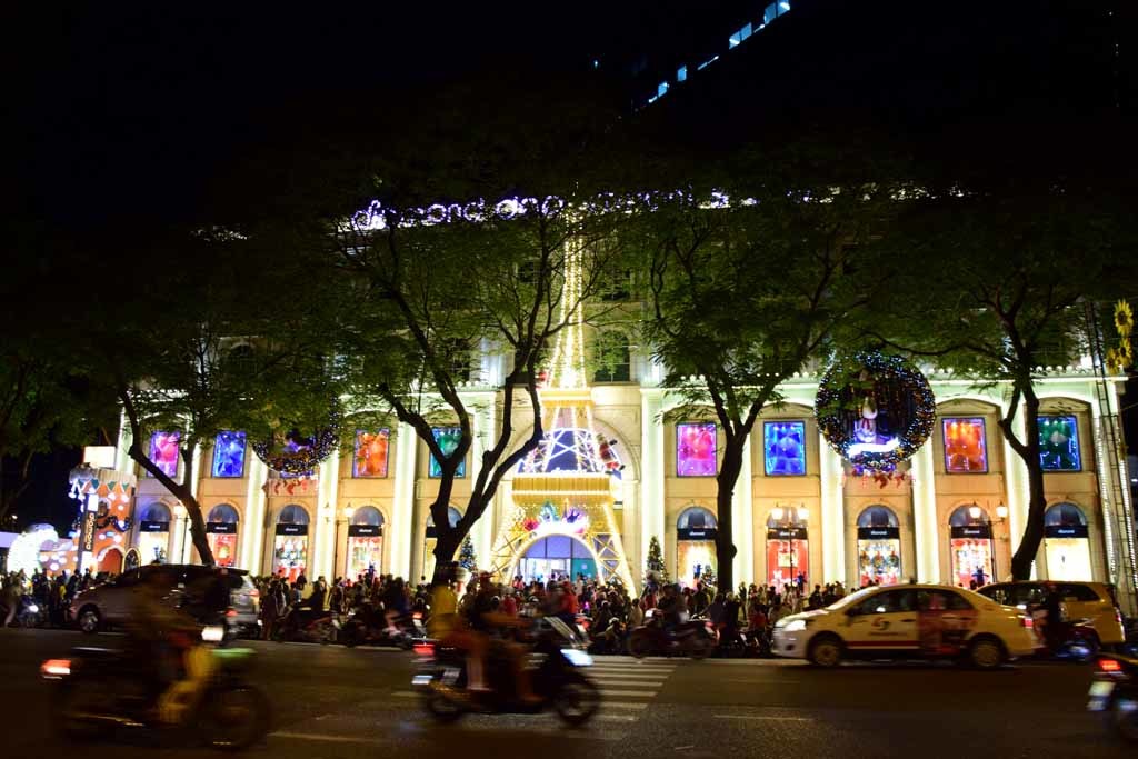 Rực rỡ không khí Noel khắp Sài Gòn