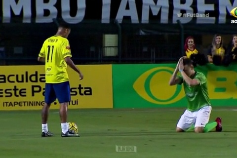 Neymar hành hạ dù đối thủ quỳ, chắp tay van xin