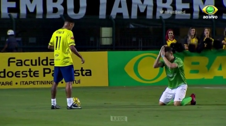 Neymar hành hạ dù đối thủ quỳ xuống sân và chắp tay van xin