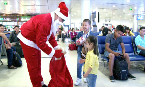 Bay Vietjet, bất ngờ nhận quà Giáng sinh