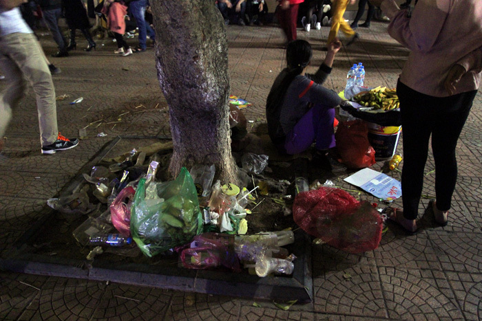 Rác tràn ra đường phố đi bộ 'hậu' đón Noel