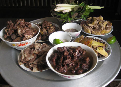 Rượu thịt chó: Bữa tiệc truyền thống trở nên tai tiếng