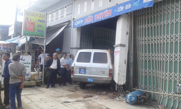 Xe biển xanh lao thẳng nhà dân, 3 người thoát chết