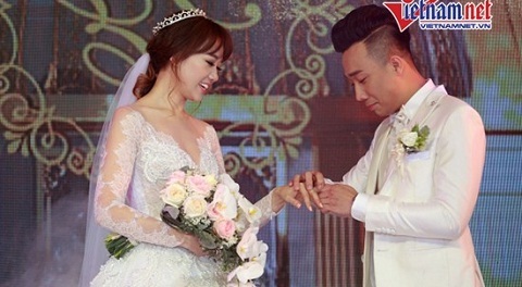 Trấn Thành khóc nức nở hát tặng cô dâu Hari Won trong ngày cưới
