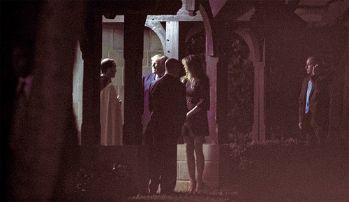 Bà Trump diện váy ngắn đi nhà thờ lễ Giáng sinh