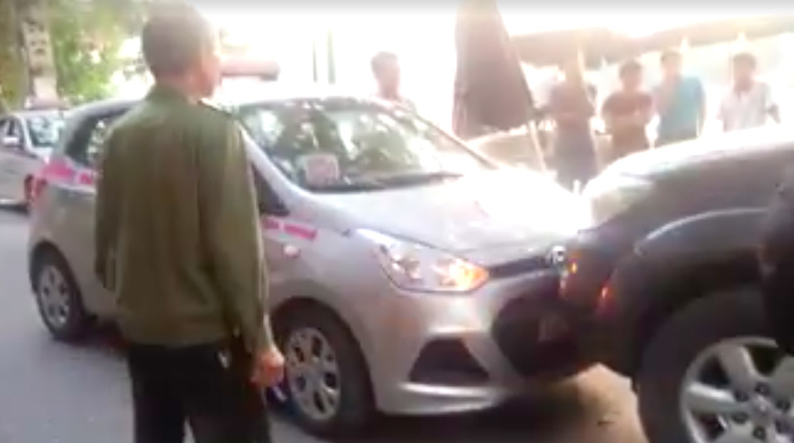 Hà Nội: Xe biển xanh đi vào đường cấm bị taxi ép lùi