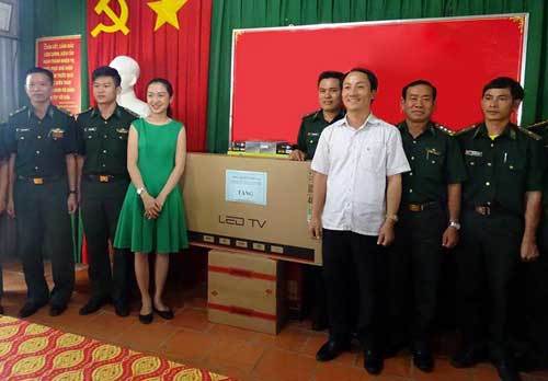 Báo VietNamNet tặng quà bộ đội Biên phòng Tây Ninh