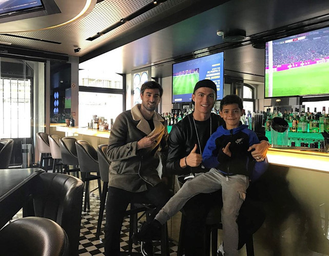 Neymar diện quần đỏ, Ibrahimovic tắm tuyết mừng giáng sinh