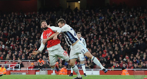 Giroud tỏa sáng, Arsenal thắng nghẹt thở