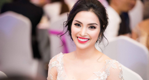 ‘Nữ hoàng tài năng’ Huyền Sâm khoe dáng với váy xuyên thấu