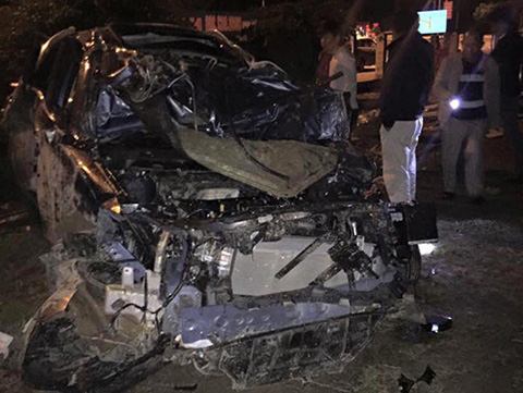 Xế hộp lộn nhiều vòng biến dạng, 4 người chết và bị thương