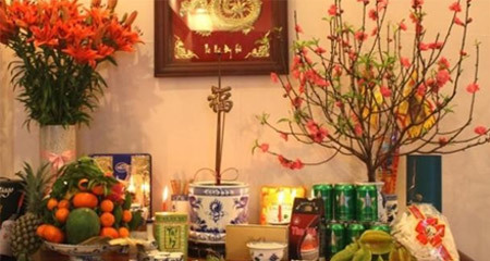 Tân trang bàn thờ gia tiên ngày Tết: Giữ lại hay tỉa chân hương cho có lộc?