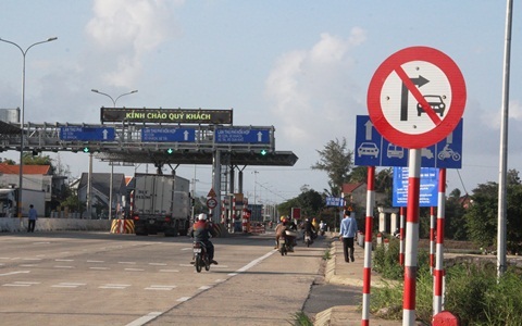 Khó hiểu biển báo, lô cốt chặn ô tô chạy đường làng