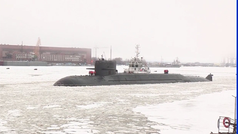 Xem tàu ngầm mới của Nga xuyên phá biển băng