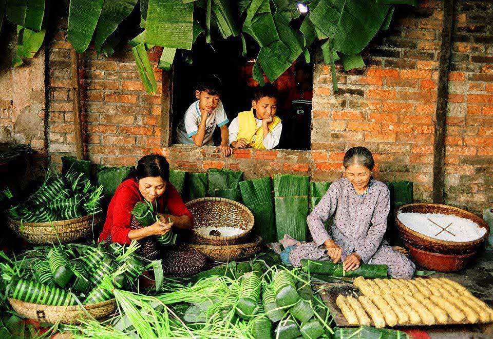 'Năm nay đen đủ thứ, vì thằng oắt con xông nhà'