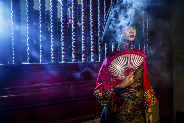 Người mẫu Hạ Vy ma mị với áo dài cổ