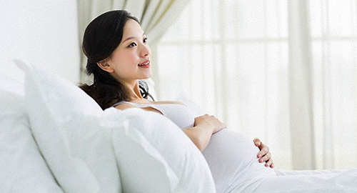 Mẹ làm gì khi bé bắt đầu đạp trong bụng?