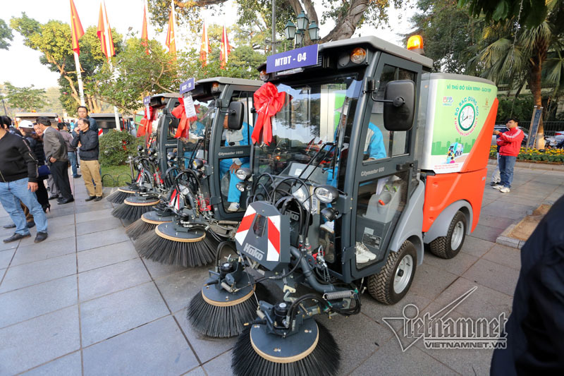 Siêu xe tiền tỷ dọn rác trên đường Hà Nội