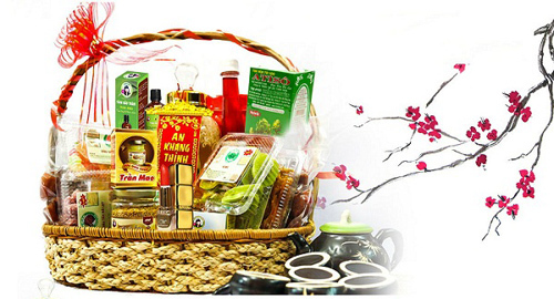 ‘Cháy hàng’ giỏ quà Tết kèm son môi